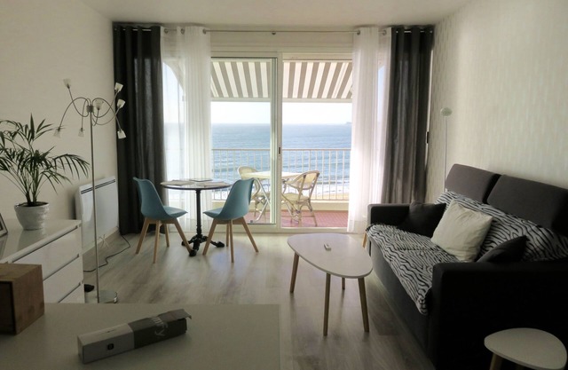 LA BAULE sea facing studio with parking and bikes