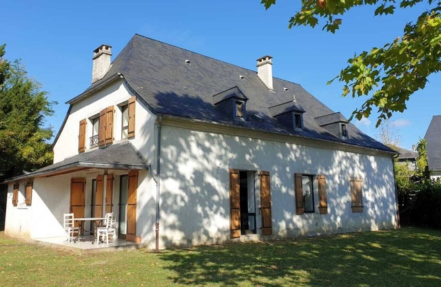 La Bergerie: spacious house with large garden, view of the Pyrenees (wifi)