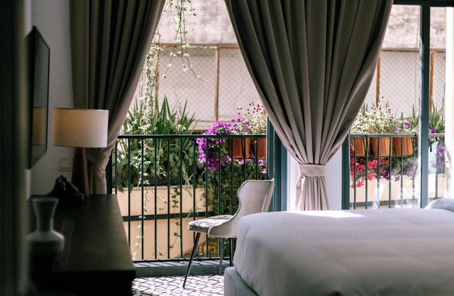 LA. CHRONIQUE HOTEL