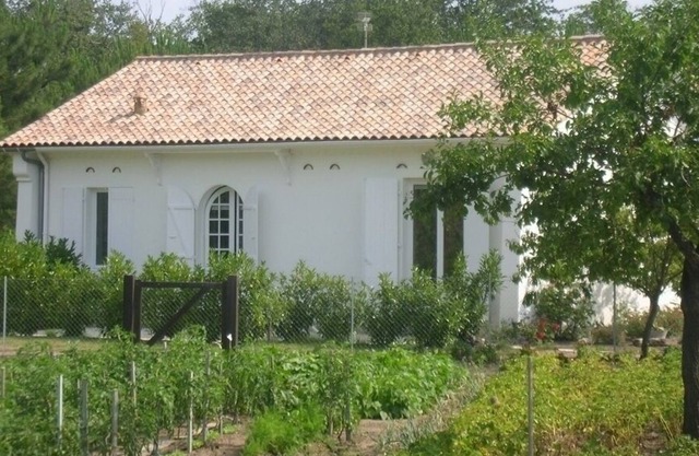 La Ferme du Vallon Gîtes is located 3 km from the beaches
