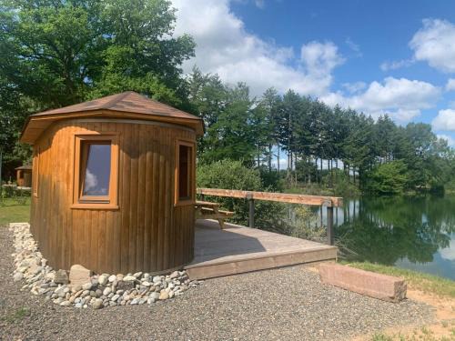 La Feuille - Cabane isolée avec vue sur étang, terrasse privée & pêche