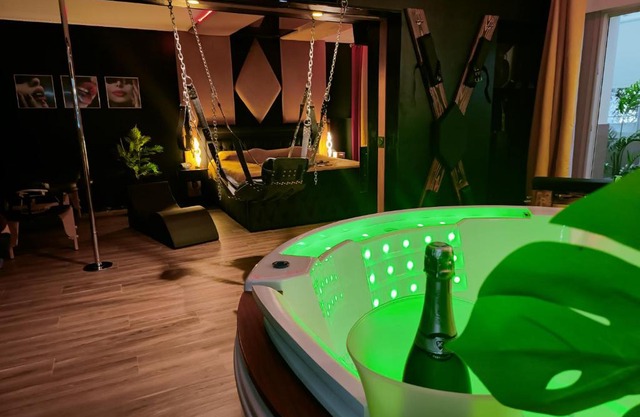 La loveroom bdsm de Nice " la chambre luxe des désirs "
