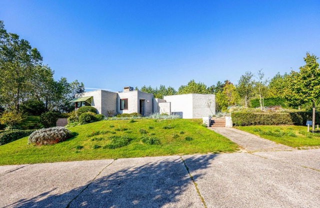 La Maison Fleurie - Sunny holiday home with large garden, parking, within walking distance of the sea