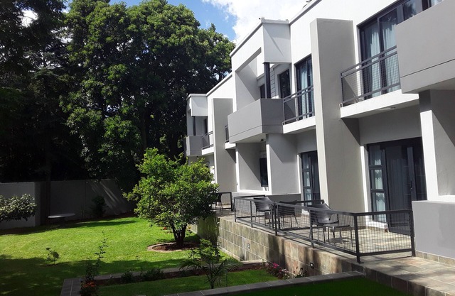 La Orchard Hotel