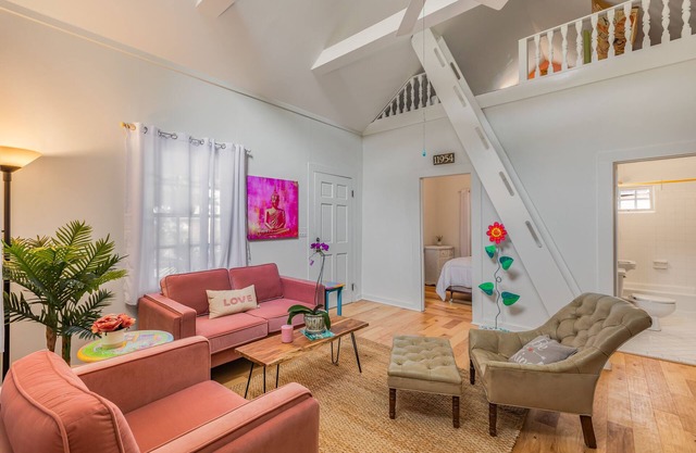 LA PUERTA PEQUENA ~ Charming 1 Bedroom, 1 Bathroom w/Loft in Old Town!