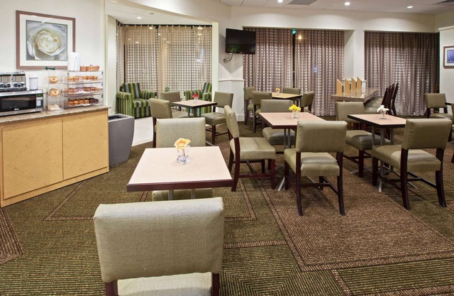 La Quinta Inn & Suites by Wyndham Nashville Airport/Opryland