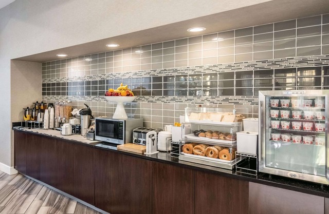 La Quinta Inn & Suites by Wyndham Orlando Airport North