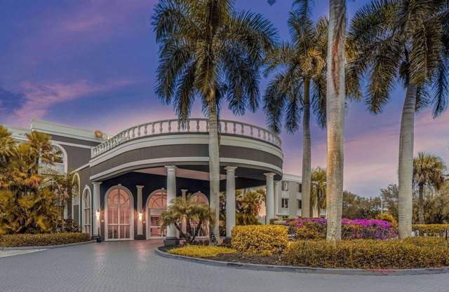 La Quinta Inn & Suites by Wyndham Naples Downtown