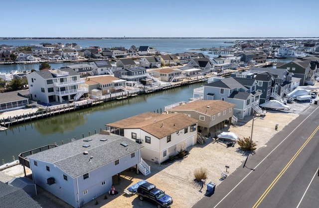 Lagoon front. Single family. Boat slip. Beach Badges. WIFI. Kayak. Bicycles.