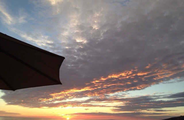 Laguna's Hidden Gem Penthouse 2 BEDROOMS, DEN, Oceanview.Quality Beds, 4 guests
