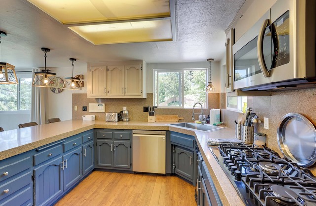 Lake Arrowhead Vacation Home w/Decks & Grill!
