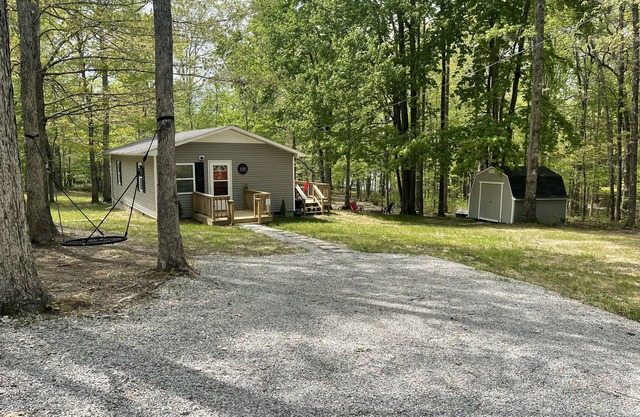 Lake Cottage minutes away from downtown Sparta