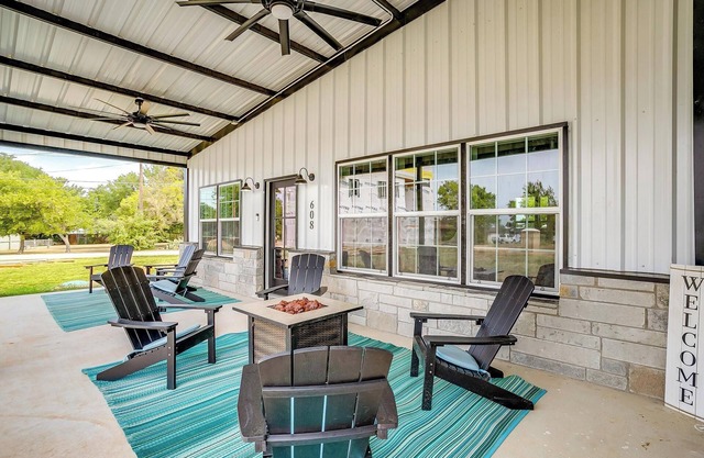Lake Days Await Boat Parking Big Porch