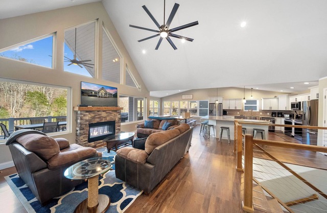 LAKE DAZE-Lakefront/No Wake/9br/12ba/Private Dock/Hot Tub/Sleeps 32