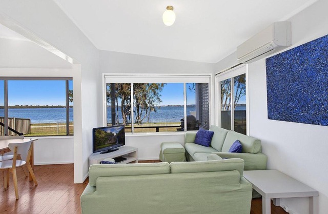 Lake Edge Cottage