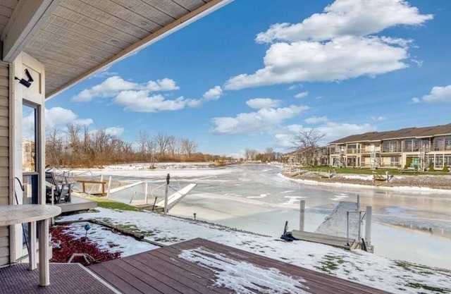 Lake Erie 2-bedroom condo with pool