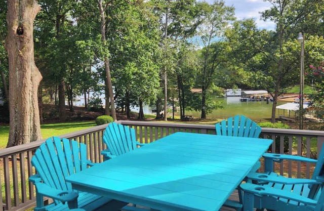 Lake Escape-Lake Hartwell-best location on lake/new dock/swim seat/angled ladder