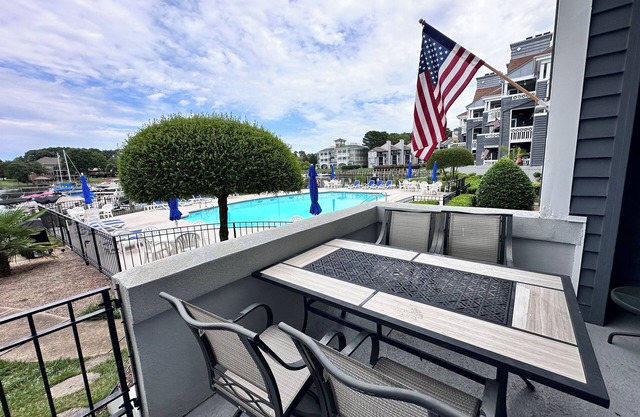 Lake front 2Bedroom & 2bath condo