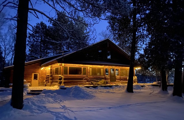LAKE FRONT Beautiful Secluded Log Lodge Dog-Kid Friendly Sauna Views