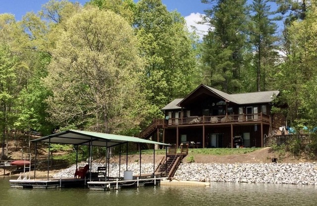 Lake Front Cabin for the PERFECT Holiday Getaway ! Pet Friendly!