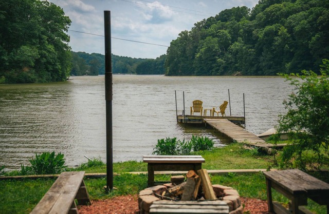 Lake Front Cabin Peaceful hot tub and Fire pit