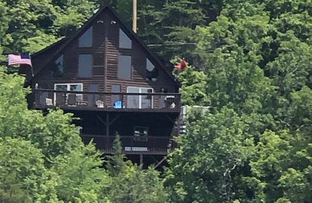 Lake front home, Hot tub, Boat dock near Flat Hollow Marina in Speedwell Tn.