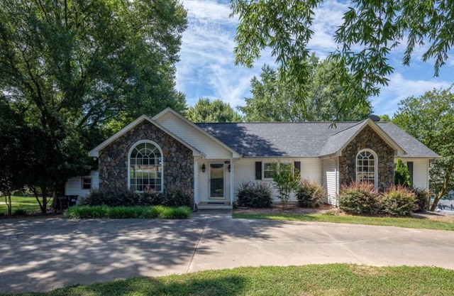 Lake Front Home on Lake Tillery! Huge yard and plenty of parking!