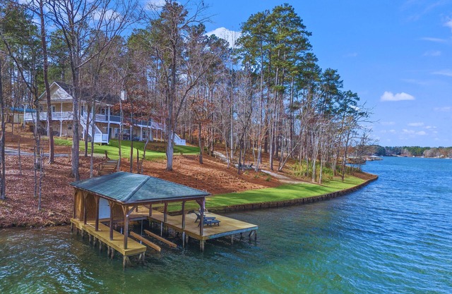 Lake front home on Lake Sinclair: Modern, fire pit, dock, private, pet-friendly!