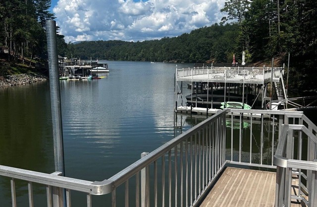 Lake Front Retreat with 2-tier Dock/Brand new 4 Bedroom Home