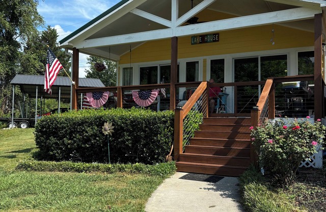 Lake Front, Two Docks, Family Friendly, Full Kitchen, Home Away From Home!