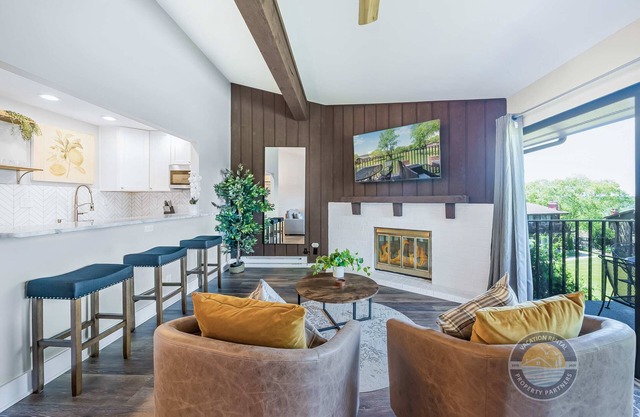 Lake Geneva Gem: Luxury, Comfort & Prime Location