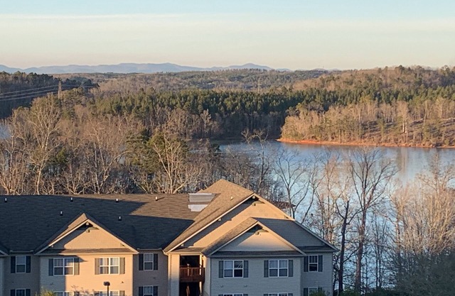 Lake Hartwell/Clemson condo- perfect game day retreat