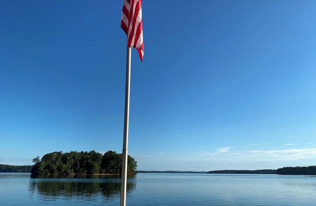 Lake Hartwell Updated Cottage. 4/3.5 sleeps 8