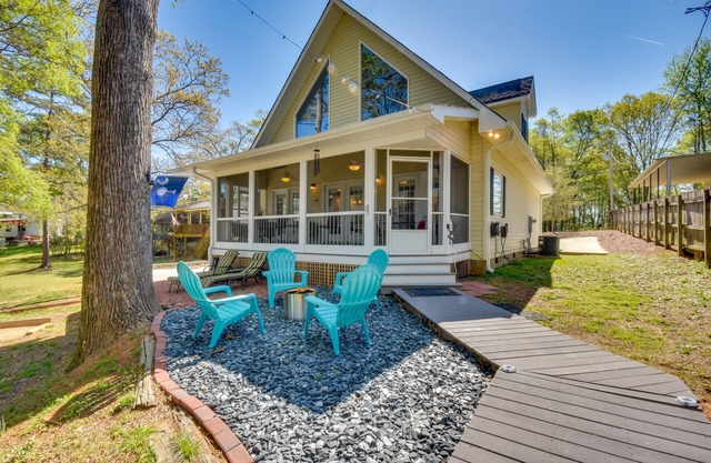 Lake Hartwell Vacation Rental w/Boat Dock & Slip!
