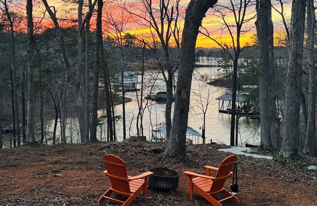 Lake Hartwell Waterfront w/Dock, Gameroom, Firepit, Pets, Clemson & Fenced Yard