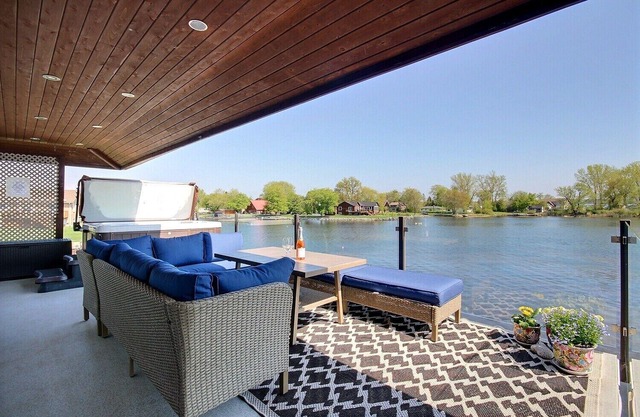 Lake House w/Hot tub, Boat Slip, Pool Table and Fire pit - 5 min to beach!