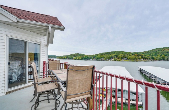 'Lake It Easy' Waterfront Ozarks Condo w/Balcony!