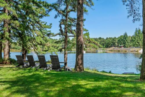 Lake It Right by AvantStay Lakefront w Dock Hot Tub Fire Pit Game Room
