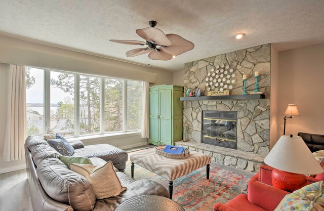 Lake Keowee Resort Condo w/Balcony & Pool Access!
