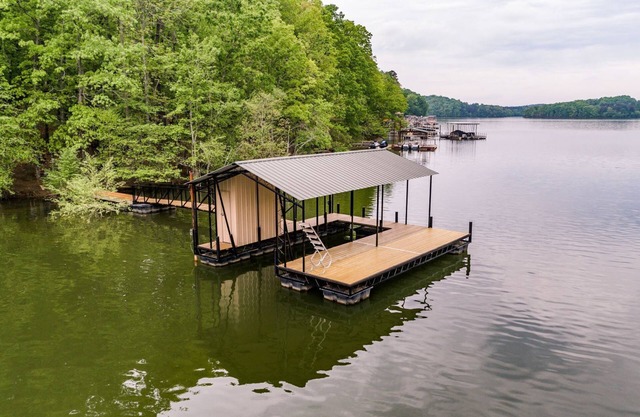 Lake Lanier, right on water with private Boat Dock !