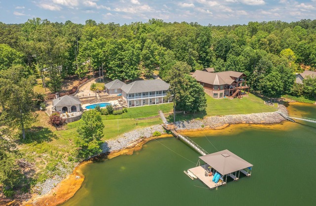 Lake Life 105: 5 BR, 3.5 BA in Arley, Sleeps 16