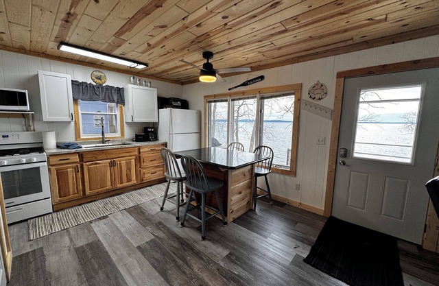 Lake Miltona, 2 bedroom lakeside cabin - near boat landing!