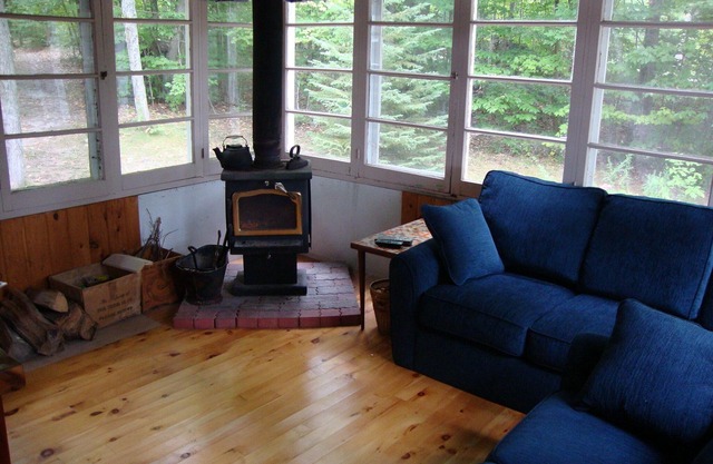 Lake Muskoka 4 BR Cottage, Sandy Beach, Sunny Decks, Private