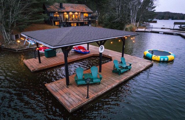 Lake Muskoka retreat! Sauna and Hot Tub!