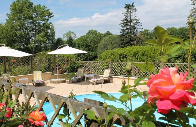 Lake Noble: the holiday cottage with pond, pool and spa in the heart of nature