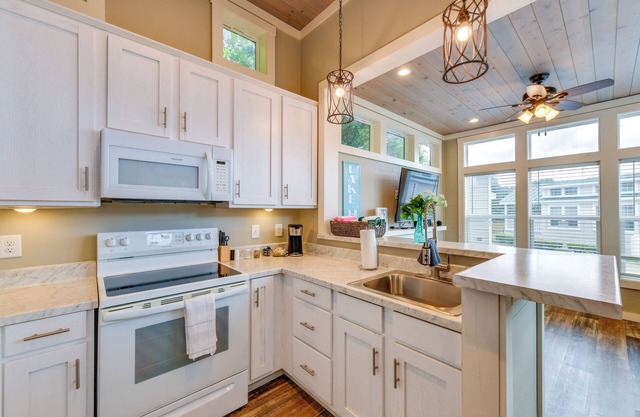 Lake Norman Getaway w/Pool Access + Kayaking!