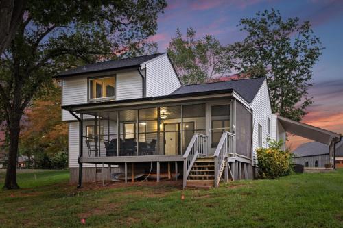 Lake Norman Waterfront Home w Covered Porch Sunset Views Easy Access to Dining Shopping Uptown Charlotte Adventures Sunsets on Shoreline