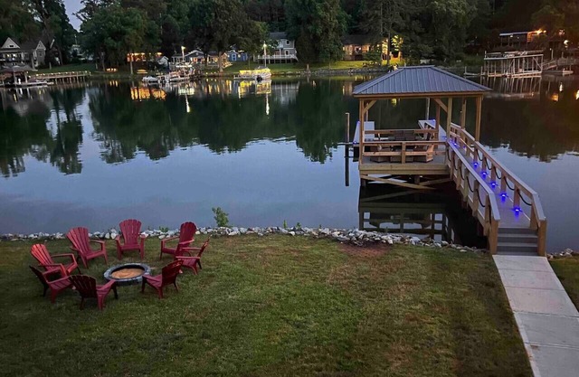 Lake Norman Waterfront with Dock, hot tub fire pit and pool table