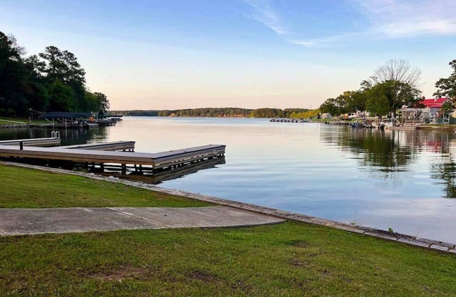 Lake Oconee Lakefront w/Pool, Kayaks & Games