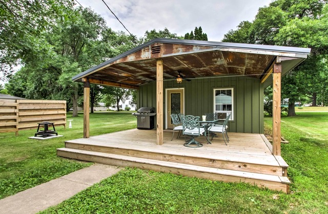 Lake Pepin Cottage w/Patio - Walk to the Marina!